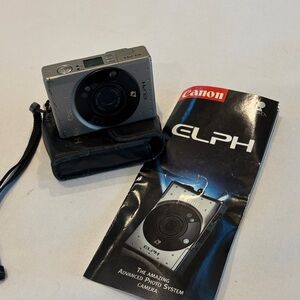 CANON ELPH CAMERA IN GREAT CONDITION. Includes case and original Manual.